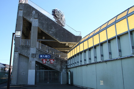 東スタンド＆ひな壇で応援するサポーターの入場口です