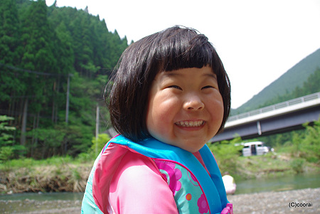 にかっ