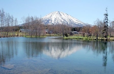 湖面に映る羊蹄山