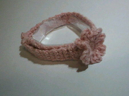 ピンクの糸で作った花首輪