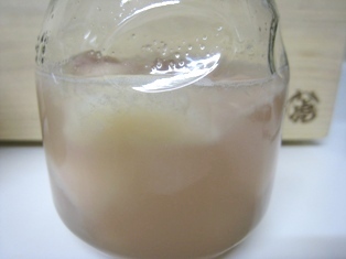 夫の実家の桃で出来るかな?桃の種3粒・実1口分+砂糖小さじ2+グリーンレーズン酵母小さじ1+水90cc