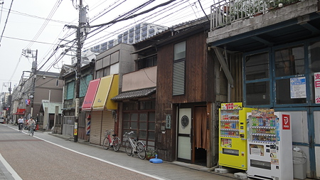 品川街道 青物横丁あたり 道幅は江戸時代のままと言う。