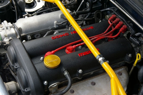 DIYでストーン調に塗装されたカムカバー