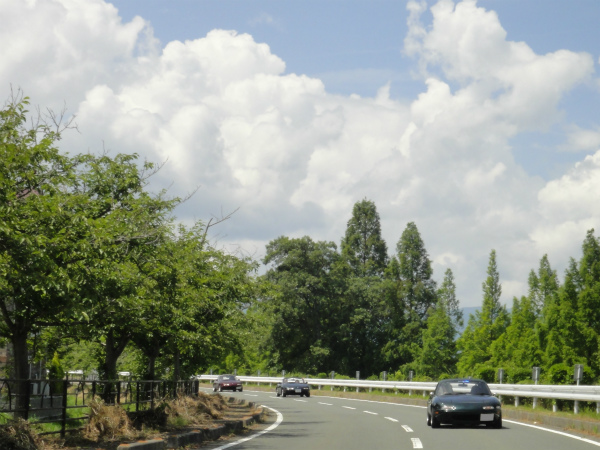 夏の空を象徴するような雲を見ながら走る