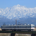 立山連峰と富山地方鉄道の電車 2023年春